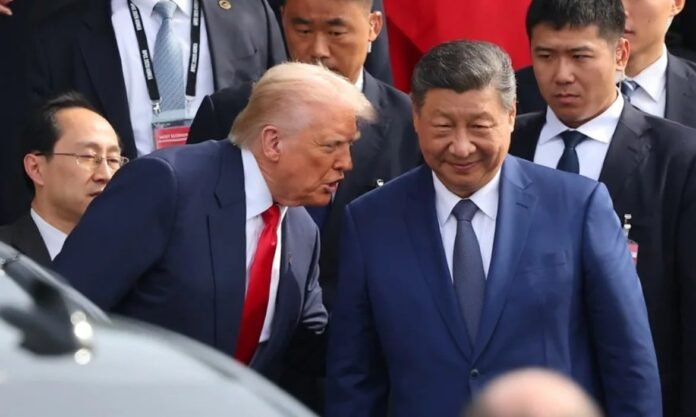 Donald Trump y Xi Jinping hablan durante una reunión en Busan, Corea del Sur, este 30 de octubre.. EFE/Yonhap