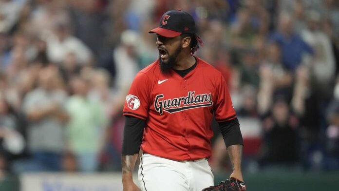 Emmanuel Clase fue acusado junto a Luis Ortiz por realizar lanzamientos fraudulentos en partidos desde el 2023.