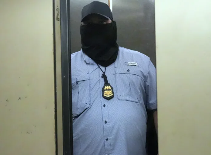 Agente de ICE enmascarado visto en el piso 12 del tribunal de inmigración del Bajo Manhattan en 26 Federal Plaza, Nueva York, 8 de septiembre de 2025. (Foto de Selcuk Acar/Anadolu vía Getty Images)