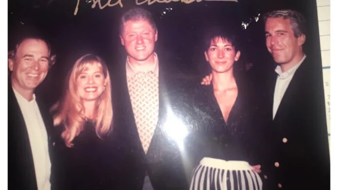 Bill Clinton con Ghislaine Maxwell y Jeffrey Epstein en una foto publicada por el Comité de Supervisión de la Cámara de Representantes.