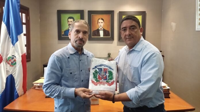 Evelio Hernández, hijo recibe reconocimiento
