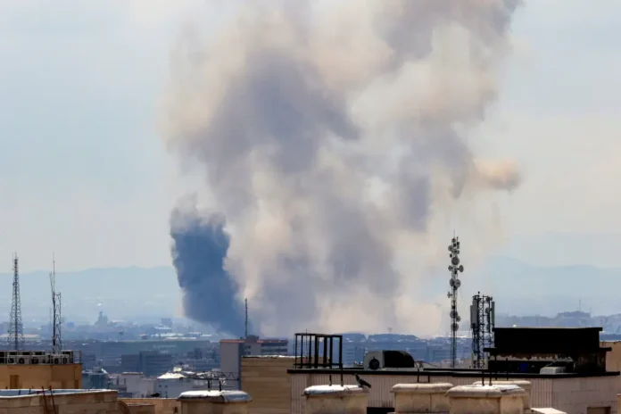 El humo se eleva tras los ataques en Teherán el 7 de abril de 2026.AFP vía Getty Images