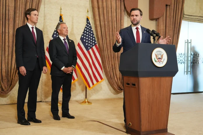 El vicepresidente de Estados Unidos, JD Vance, a la derecha, habla durante una conferencia de prensa tras reunirse con representantes de Pakistán e Irán mientras Jared Kushner, a la izquierda, y Steve Witkoff, enviado especial para