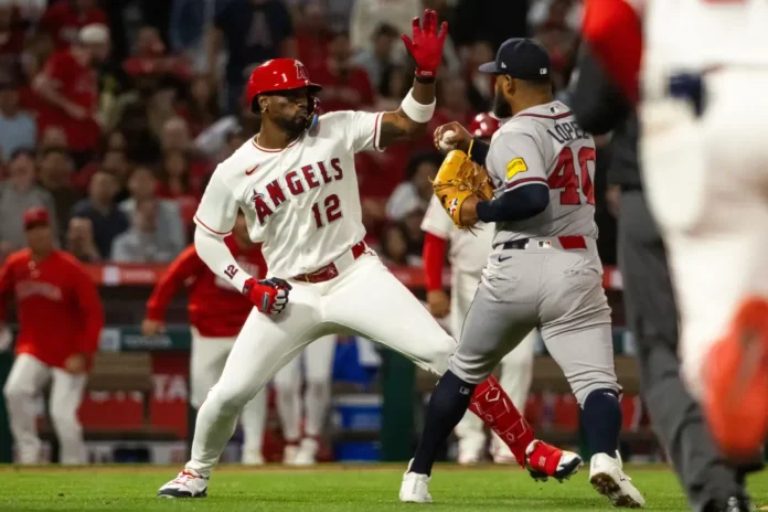 Jorge Soler (12) y Reynaldo López (40) de Atlanta se pelean durante la quinta entrada de la victoria de los Angels por 7-2 sobre los Braves el 7 de abril de 2026 en Anaheim, California.AP