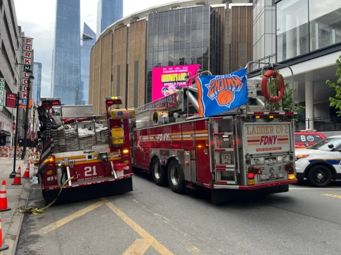 Camiones de bomberos del FDNY aparecen en la imagen frente a la estación Penn Station en Manhattan, en medio de un incendio de dos alarmas en el túnel del East River, entre Manhattan y Queens, el jueves 14 de mayo de 2026. (Barry Williams / New York Daily News)