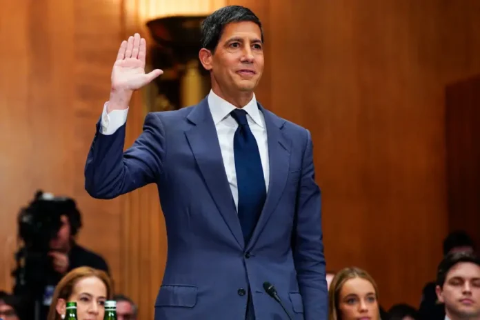 Kevin Warsh presta juramento en su audiencia de confirmación ante el Comité de Banca, Vivienda y Asuntos Urbanos del Senado el 21 de abril de 2026. Warsh fue confirmado como el próximo presidente de la Reserva Federal por el Senado la semana pasada.
