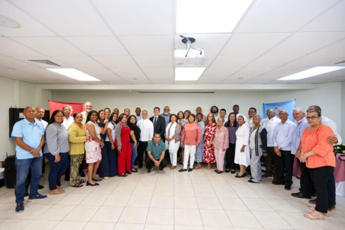 .Al centro Monseñor Héctor Rafael Rodríguez, arzobispo de Santiago de los Caballeros, presidente de Cáritas Dominicana, Juan Manuel Diaz Parrondo, ejecutivo de Cáritas Dominicana y miembros de la institución. 