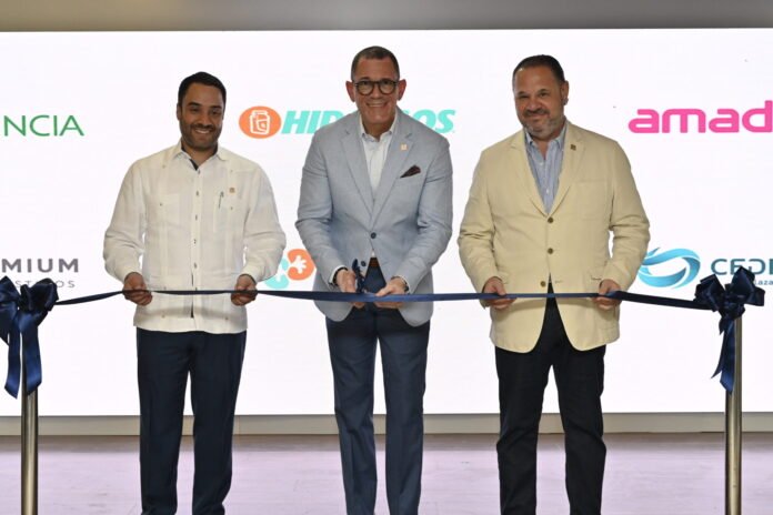 Martín Gabirondo, vicepresidente ejecutivo de ARS Reservas, corta la cinta inaugural de la segunda feria de salud. Le acompaña Juan Mustafá, vicepresidente ejecutivo senior de Empresas Subsidiarias; y Henry Fuentes, miembro del Consejo Administrativo de ARS Reservas.