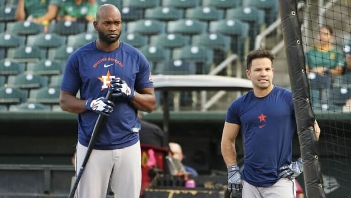 Yordan Alvarez y José Altuve de los Astros de Houston (AFP)