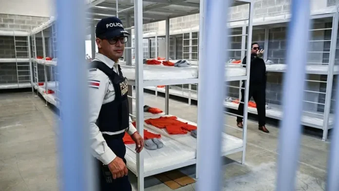 El Centro de Alta Contención Contra el Crimen Organizado (CACCO) está inspirado en el Cecot de El Salvador.