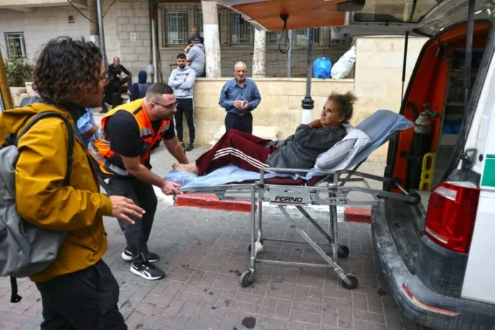 La fotoperiodista estadounidense Heidi Levine abandona en ambulancia el hospital gubernamental de Ramala, en Cisjordania ocupada, el 16 de octubre de 2026 (Ahmad Gharabli)